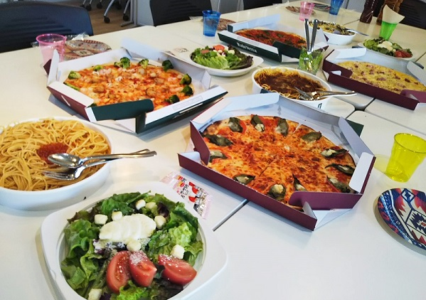 ピザやパスタ、サラダなどを注文したランチ会